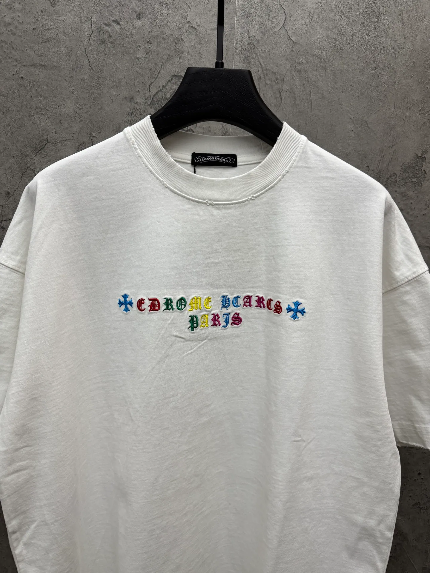 P230 top version, real shot without P, ​​different from market currency) 𝗖𝗵𝗿𝗼𝗺𝗲 𝗛𝗲𝗮𝗿𝘁𝘀/Croxin 2026 spring new original single counter American color thread embroidery couple short sleeves 👑The highest version! Customized fabric 320 grams, best-selling model at the counter, very comfortable to wear. Accessories: original molded and authenticated collar label ➕ 100% silk wash water label. Genuine purchase-grade original hangtag➕matching hanging rope➕3D hanging beads➕original packaging bag. Craftsmanship: The original version has consistent wiring! The highest version of the armhole matching technique! Color: White Black Size: S M L XL Style No.: 5203